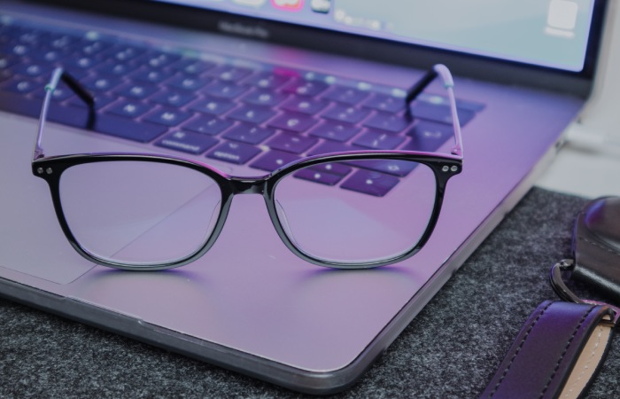 What Are Blue Light Glasses Made Of_
